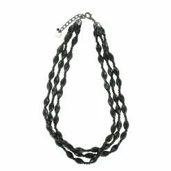 Collier Jeune Femme Se Poudrant